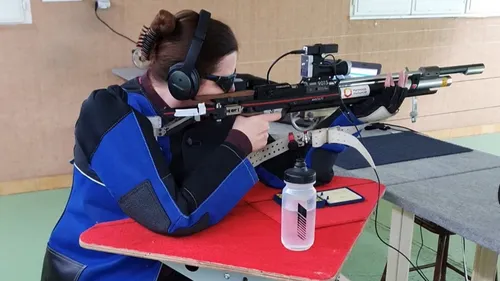 En vidéo : presque aveugle, Christelle Girard est championne de tir...